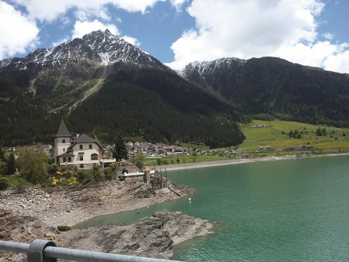 Uitzicht op meer en berg met huizen